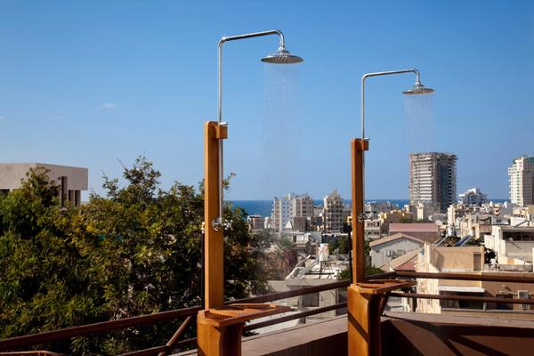 מקלחות חיצוניות על גג השיזוף